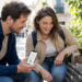 Couple jouant à Treasure GO avec un smartphone et un petit coffre